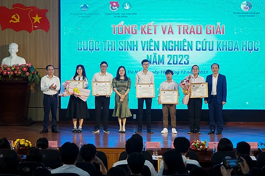 Trao thưởng cho các đề tài đạt giải Nhất tại cuộc thi Sinh viên nghiên cứu khoa học TP Đà Nẵng năm 2023 (ảnh Thanh Thảo)