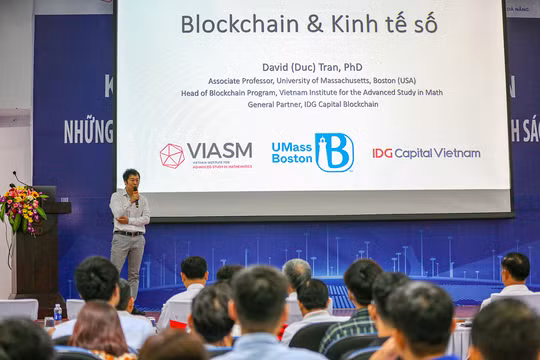 GS.David (Đức) Trần – Đại học Massachusetts (Mỹ) trình bày bài giảng mang chủ đề "Blockchain và kinh tế số"