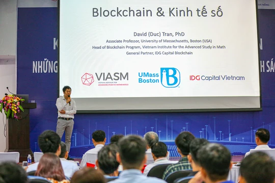 GS.David (Đức) Trần – Đại học Massachusetts (Mỹ) trình bày bài giảng mang chủ đề "Blockchain và kinh tế số"