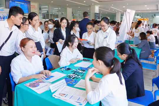 Sinh viên ứng tuyển tại Ngày hội việc làm 2023