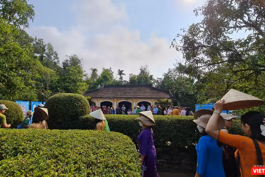 Du khách đến với không gian nhà lưu niệm cụ Huỳnh Thúc Kháng (tại huyện Tiên Phước, Quảng Nam) trong khuôn khổ lễ hội làng cổ Lộc Yên lần hứ 2