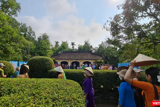 Du khách đến với không gian nhà lưu niệm cụ Huỳnh Thúc Kháng (tại huyện Tiên Phước, Quảng Nam) trong khuôn khổ lễ hội làng cổ Lộc Yên lần hứ 2