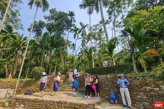 Làng cổ Lộc Yên (Tiên Phước, Quảng Nam) với đặc trưng là tường rào đá xếp lên đến trăm năm tuổi