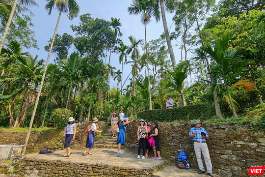 Làng cổ Lộc Yên (Tiên Phước, Quảng Nam) với đặc trưng là tường rào đá xếp lên đến trăm năm tuổi