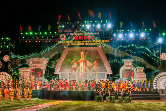 Quang cảnh đêm khai mạc Ngày hội Văn hóa Thể thao và Du lịch các huyện miền núi Quảng Nam lần thứ XX diễn ra tối ngày 17/8