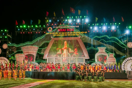 Quang cảnh đêm khai mạc Ngày hội Văn hóa Thể thao và Du lịch các huyện miền núi Quảng Nam lần thứ XX diễn ra tối ngày 17/8