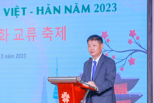 Tổng lãnh sự Hàn Quốc tại Đà Nẵng Kang Boo Sung phát biểu khai mạc Lễ hội giao lưu văn hóa Việt – Hàn 2023 tại ĐH Đông Á (Đà Nẵng)