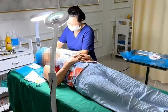 Thẩm mỹ viện Kangzin cho lao công làm phẫu thuật căng da mặt cho khách hàng (ảnh Đình Dũng)