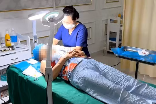 Thẩm mỹ viện Kangzin ở Đà Nẵng cho lao công làm phẫu thuật căng da mặt cho khách hàng 