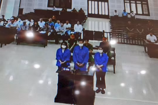 Các bị cáo Tôn Thất Thạnh, Nguyễn Thị Thanh Nhàn và Lê Thị Kim Chi tại toà