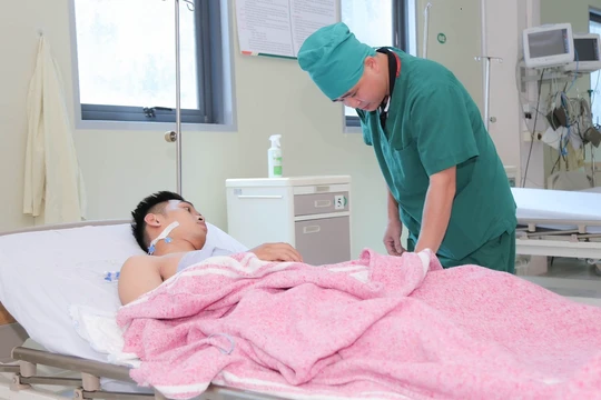 Bệnh nhân Dương Văn Q. được bác sĩ thăm khám sau phẫu thuật