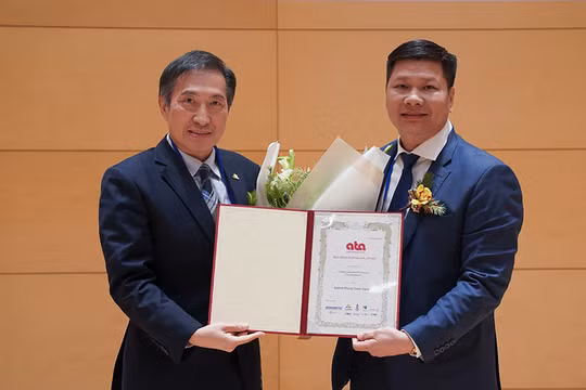 Ông Cao Đình Huy (phải) - Chủ tịch UBND TP Tuy Hòa (Phú Yên) nhận giải thưởng (ảnh VPUB) 