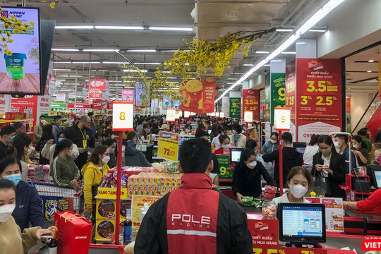 Người dân Đà Nẵng mua sắm Tết tại siêu thị trên địa bàn
