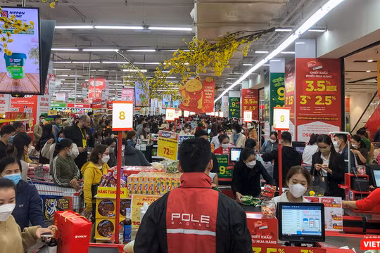 Người dân Đà Nẵng mua sắm Tết tại siêu thị trên địa bàn