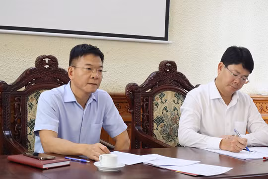 Bộ trưởng Bộ Tư pháp Lê Thành Long và Thứ trưởng Bộ Tư pháp Nguyễn Thanh Tịnh nghe báo cáo tại cuộc họp