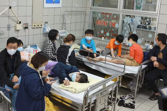 Bệnh nhi là học sinh lớp 2 Trường tiểu học Kim Giang nhập viện tại Bệnh viện Bạch Mai chiều ngày 28/3 với nghi vấn ngộ độc thực phẩm (ảnh BVCC)