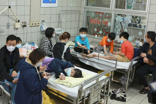 Bệnh nhi là học sinh lớp 2 Trường tiểu học Kim Giang nhập viện tại Bệnh viện Bạch Mai chiều ngày 28/3 với nghi vấn ngộ độc thực phẩm (ảnh BVCC)