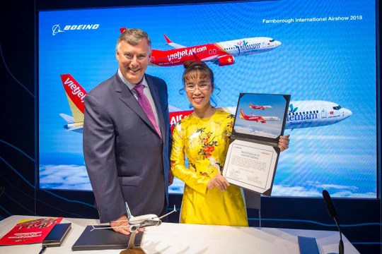 Bà Nguyễn Thị Phương Thảo, Tổng giám đốc Vietjet và ông Kevin McAllister, Chủ tịch kiêm Tổng giám đốc Tập đoàn Boeing ký kết Hợp đồng. (Ảnh: VJC)