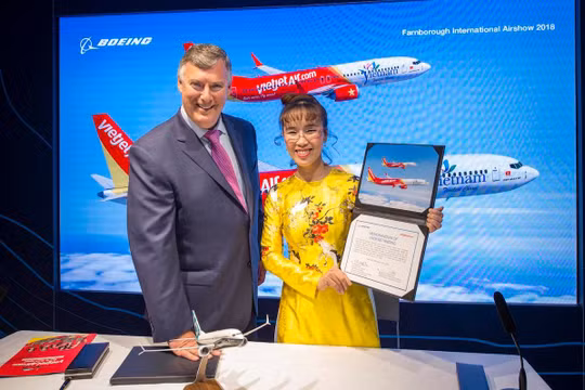 Bà Nguyễn Thị Phương Thảo, Tổng giám đốc Vietjet và ông Kevin McAllister, Chủ tịch kiêm Tổng giám đốc Tập đoàn Boeing ký kết Hợp đồng. (Ảnh: VJC)
