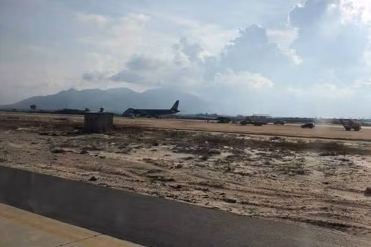 Tàu bay VN7344 nằm trên đường băng đang xây dựng. (Ảnh: VT)