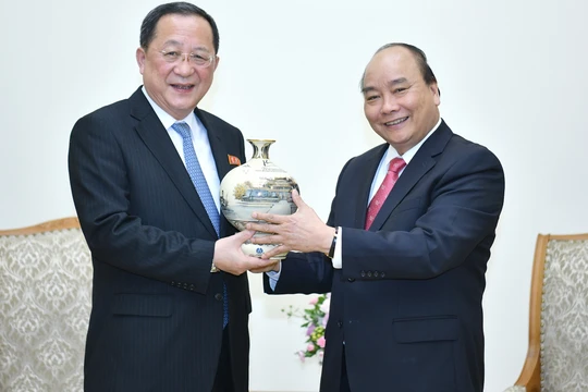 Thủ tướng Nguyễn Xuân Phúc trao quà lưu niệm tặng Bộ trưởng Ngoại giao Triều Tiên. - Ảnh: VGP/Quang Hiếu