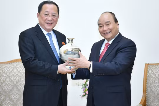 Thủ tướng Nguyễn Xuân Phúc trao quà lưu niệm tặng Bộ trưởng Ngoại giao Triều Tiên. - Ảnh: VGP/Quang Hiếu