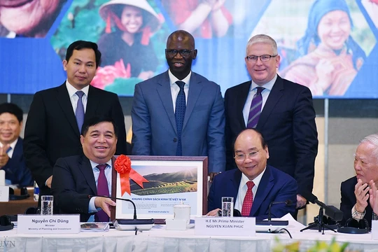 Thủ tướng và Bộ trưởng Bộ KH&ĐT tặng khung chính sách kinh tế Việt Nam cho Ngân hàng Thế giới. (Ảnh: VGP)