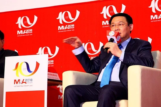 Phó thủ tướng Vương Đình Huệ trao đổi tại Diễn đàn M&A Việt Nam 2018. (Ảnh: ĐTCK)