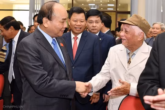 Thủ tướng Nguyễn Xuân Phúc tiếp xúc với cử tri quận Lê Chân. (Ảnh: VGP)