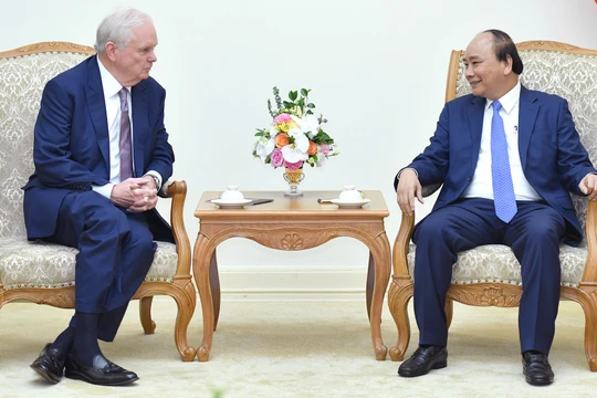 GS. Thomas Vallely tiếp kiến Thủ tướng Nguyễn Xuân Phúc. (Ảnh: VGP)