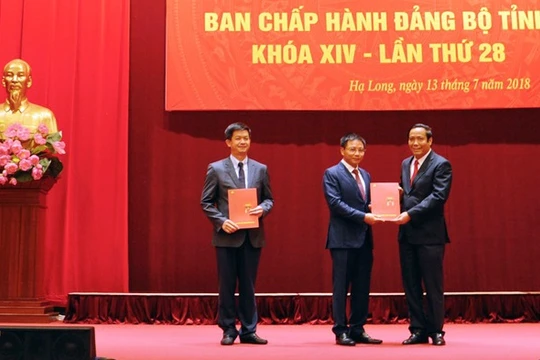 Phó Ban Thường trực Ban Tổ chức Trung ương Nguyễn Thanh Bình trao quyết định luân chuyển cho ông Nguyễn Văn Thắng (giữa) và ông Lê Quang Tùng (trái) (Ảnh: CTG)