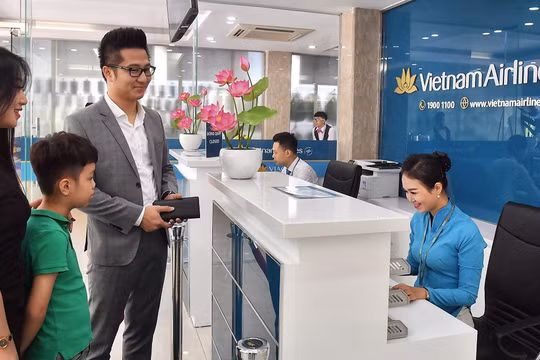 Các hành khách đầu tiên trải nghiệm dịch vụ mới in-town check-in tại Hà Nội. (Ảnh: VNA)