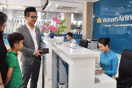 Các hành khách đầu tiên trải nghiệm dịch vụ mới in-town check-in tại Hà Nội. (Ảnh: VNA)