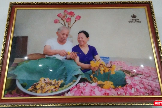 Vợ chồng nghệ nhân Ngô Văn Xiêm trong một bức ảnh đặt tại phòng khách.