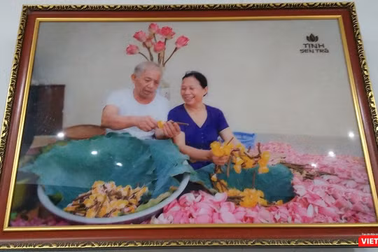 Vợ chồng nghệ nhân Ngô Văn Xiêm trong một bức ảnh đặt tại phòng khách.