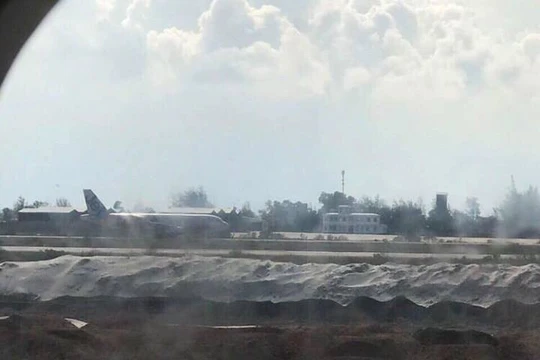 Hình ảnh chụp từ cửa sổ máy bay VN 7344 vừa hạ cánh nhầm đường băng đang xây tại CXR. (Ảnh: V.T)