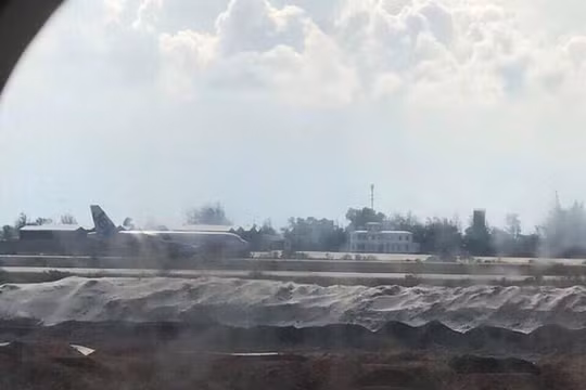 Hình ảnh chụp từ cửa sổ máy bay VN 7344 vừa hạ cánh nhầm đường băng đang xây tại CXR. (Ảnh: V.T)