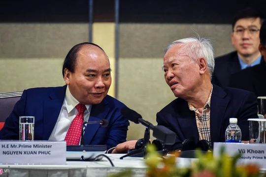 Thủ tướng Nguyễn Xuân Phúc nói chuyện với Nguyên Phó thủ tướng Vũ Khoan. Ảnh: Việt Linh. 