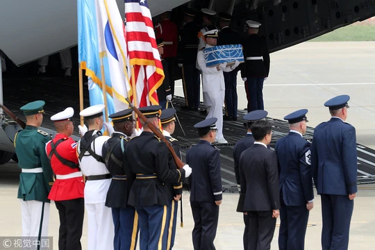 Hài cốt lính Mỹ được chuyển xuống máy bay tại căn cứ Osan ở Hàn Quốc.