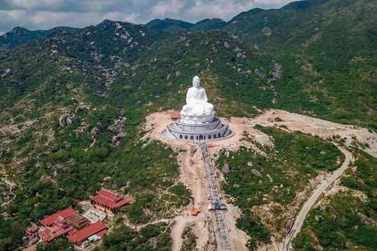 Chùa Linh Phong đang được xây dựng.