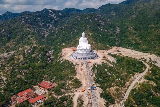 Chùa Linh Phong đang được xây dựng.