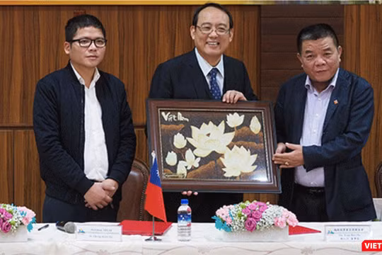 Ông Trần Duy Tùng (trái) và ông Trần Bắc Hà (phải) trong một sự kiện chung giữa AVIL và Souk Houng Heang. (Ảnh chụp lại)