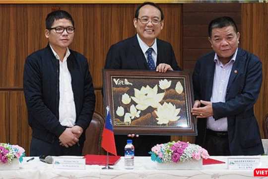 Ông Trần Duy Tùng (trái) và ông Trần Bắc Hà (phải) trong một sự kiện chung giữa AVIL và Souk Houng Heang. (Ảnh chụp lại)