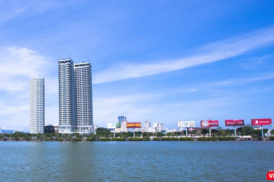 Nằm trên vị trí đắc địa ngay bên cầu quay sông Hàn, khu phức hợp Capital Square từng được xem là dự án có vốn đầu tư nước ngoài lớn nhất tại Đà Nẵng. (Ảnh: Hồ Xuân Mai)