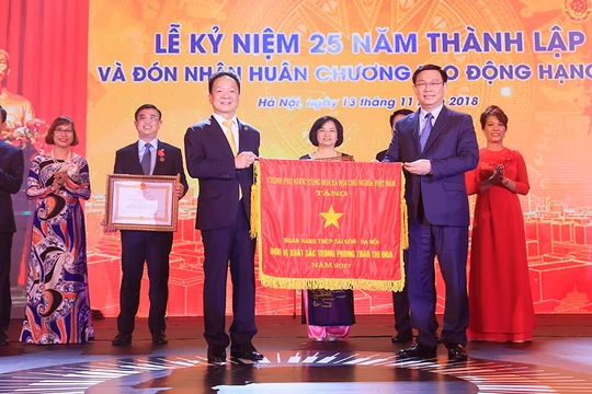  Ủy viên BCT, Phó Thủ tướng Chính phủ Vương Đình Huệ thay mặt Đảng và Nhà nước trao Huân chương Lao động Hạng Nhì và Cơ Thi đua của Chính phủ cho Ngân hàng SHB vì đã hoàn thành xuất sắc, toàn diện nhiệm vụ công tác, dẫn đầu phong trào thi đua năm 2017.