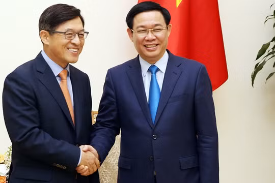 Phó Thủ tướng Vương Đình Huệ và Tổng Giám đốc Tổ hợp Samsung Việt Nam Shim Wonhwan. Ảnh: VGP/Thành Chung