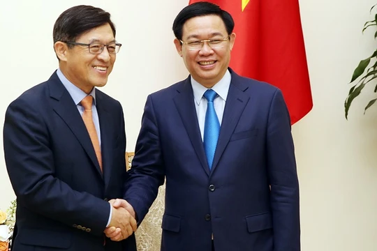 Phó Thủ tướng Vương Đình Huệ và Tổng Giám đốc Tổ hợp Samsung Việt Nam Shim Wonhwan. Ảnh: VGP/Thành Chung