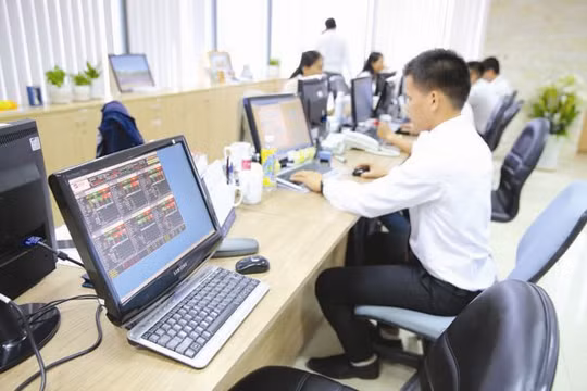 Không có sức hút nào khiến người dân dịch chuyển từ nắm giữ vàng, ngoại tệ sang tiền đồng mạnh như chứng khoán! Ảnh: THÀNH HOA