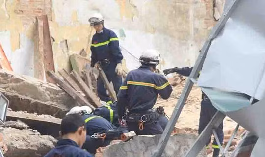 Sập tường nhà cạnh hồ Gươm, nhiều người bỏ chạy