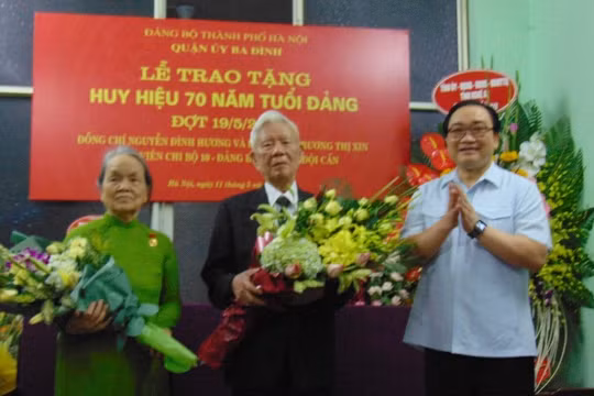 Bí thư Thành ủy đã trao tặng huy hiệu 70 năm tuổi Đảng cho vợ chồng Đảng viên lão thành Nguyễn Đình Hương – Trương Thị Xin.